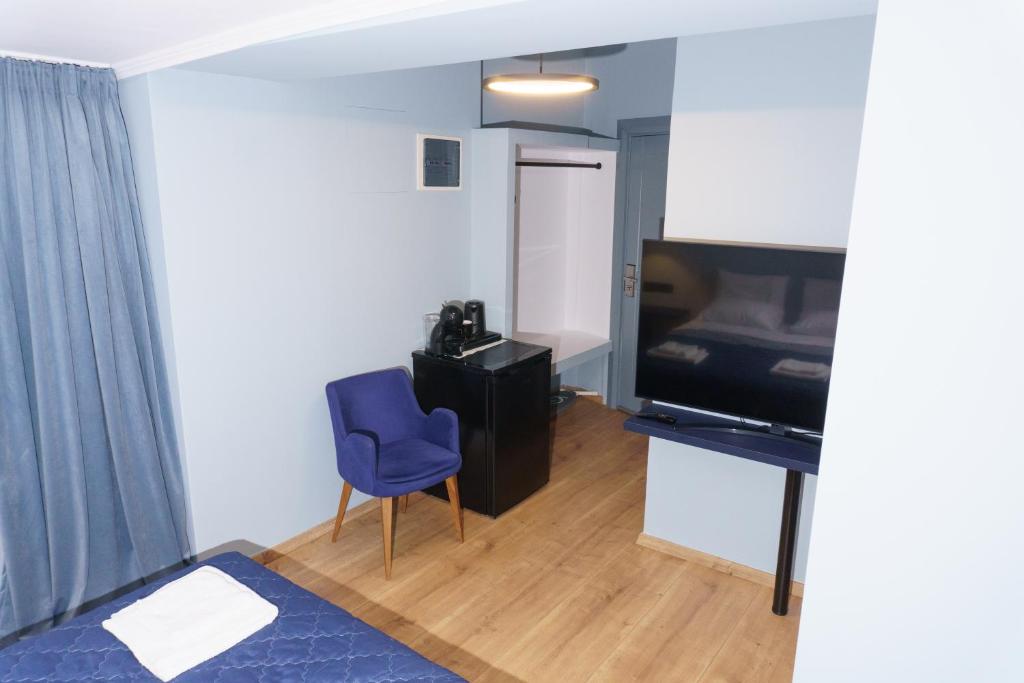 Suite with Smart TV